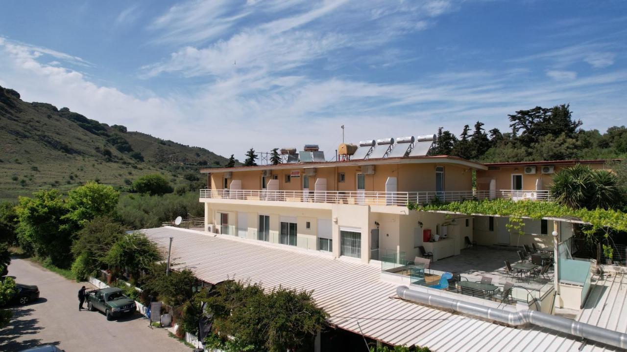 Korissia With Lake View Kournas Bagian luar foto